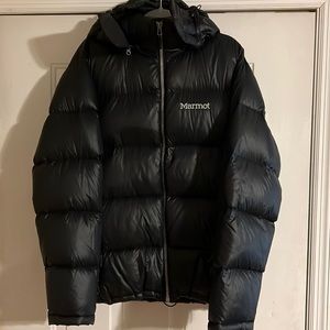 In excellent condition .. !! Marmot extra large puffer ski jacket .. with hood